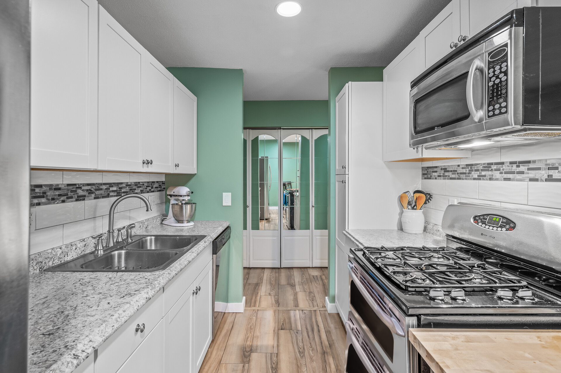 08 4207 Lakeside Avenue N 3298 mls